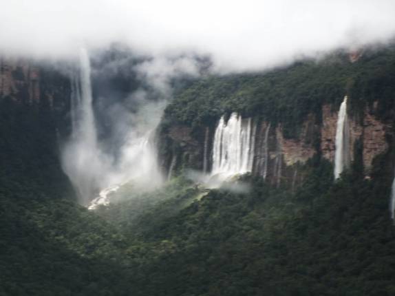 Magníficas cachoeiras do Auyán Tepui, o mesmo do Salto Angel, no Parque Nacional Canaima, no sul da Venezuela